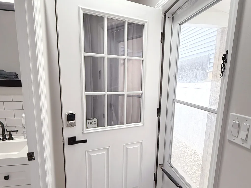 Door to side yard located off hallway.