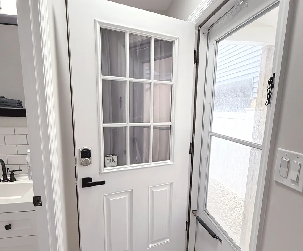 Door to side yard located off hallway.