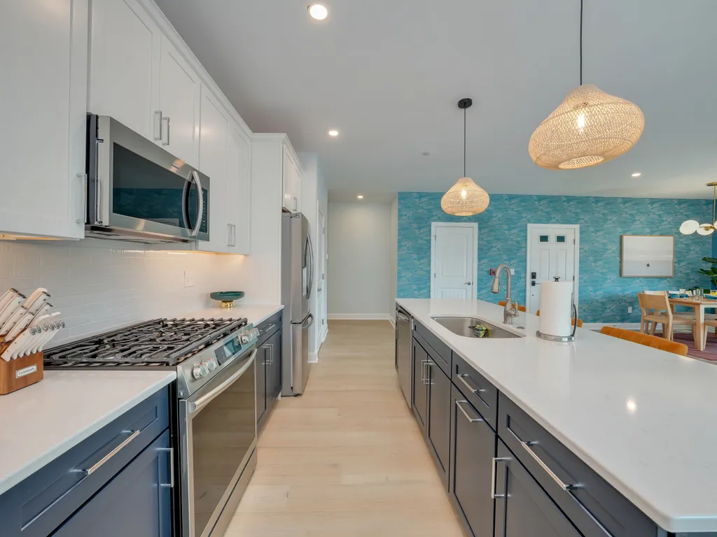Fully Upgraded Kitchen with Breakfast Bar
