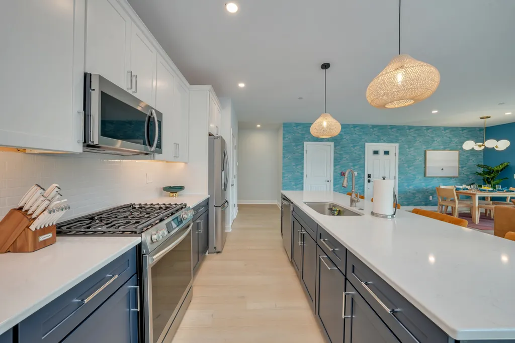 Fully Upgraded Kitchen with Breakfast Bar