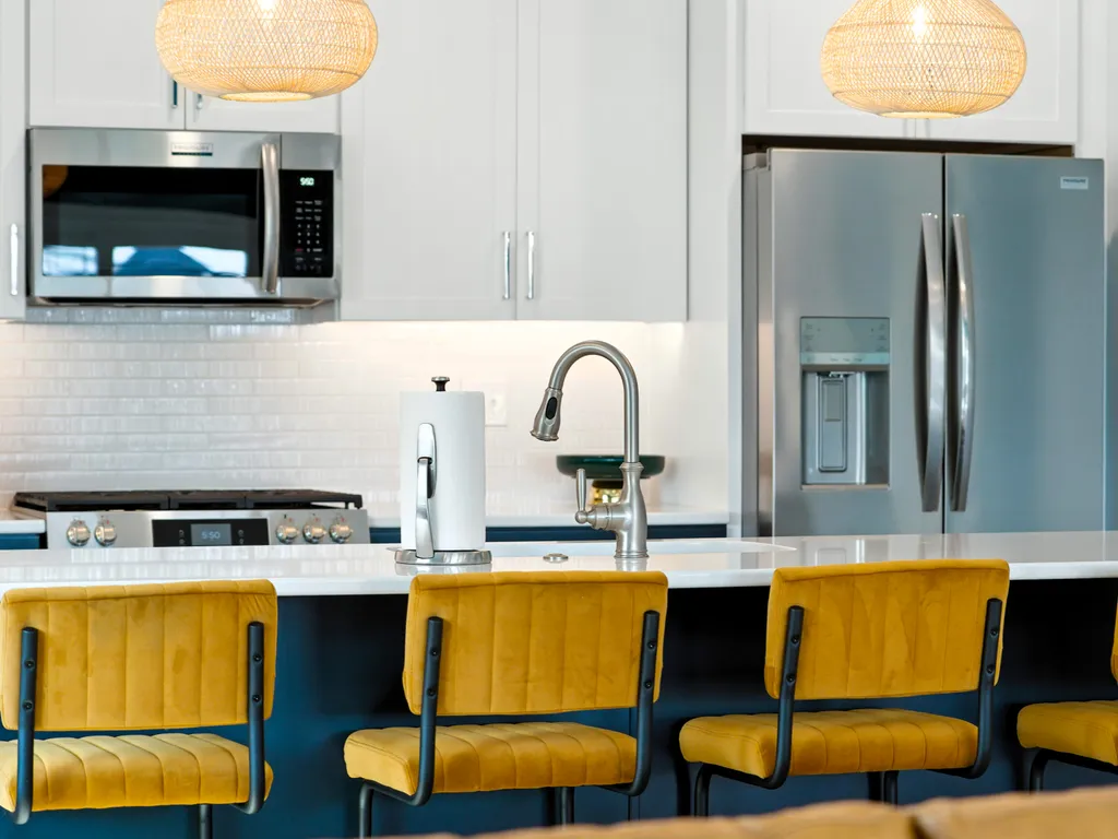 Fully Upgraded Kitchen with Breakfast Bar