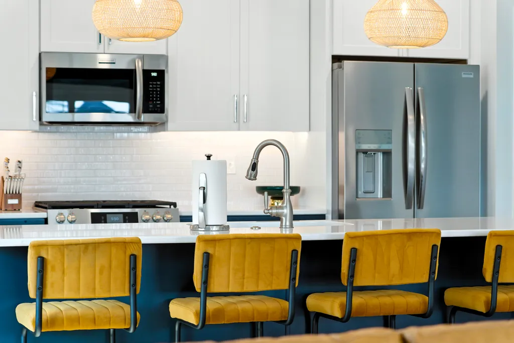 Fully Upgraded Kitchen with Breakfast Bar