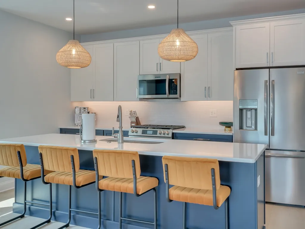 Fully Upgraded Kitchen with Breakfast Bar