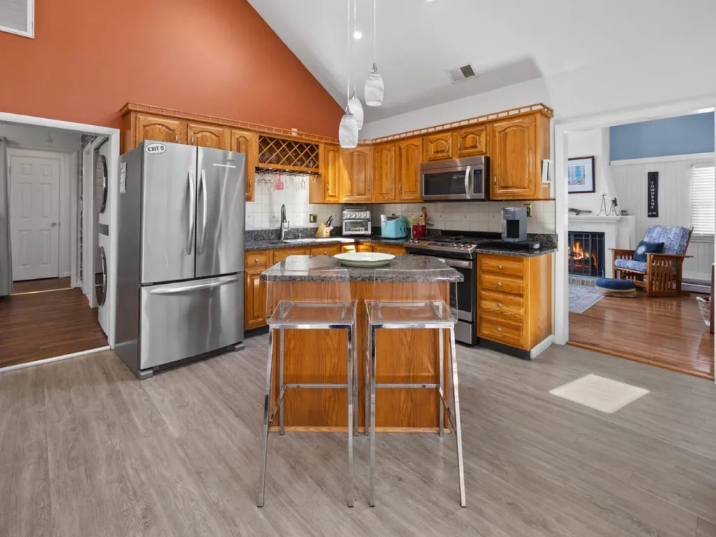 Fully stocked kitchen with 13' ceilings