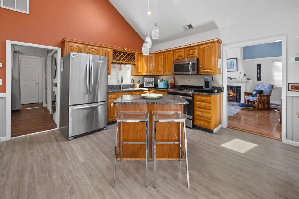 Fully stocked kitchen with 13' ceilings