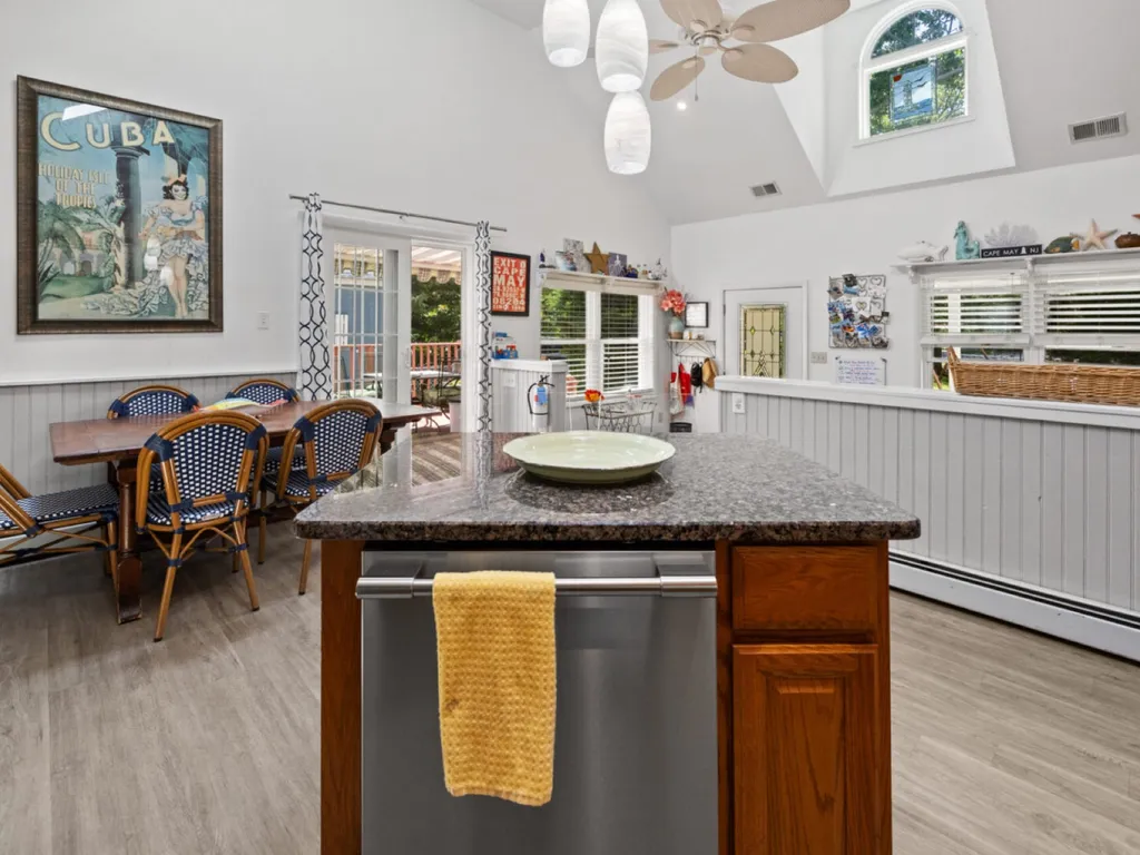 Fully stocked kitchen w/skylights and dining table