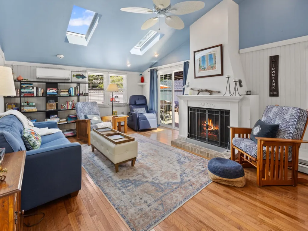 Fam Rm w/queen sofa bed, fireplace, tons of games &amp;amp; access to pool