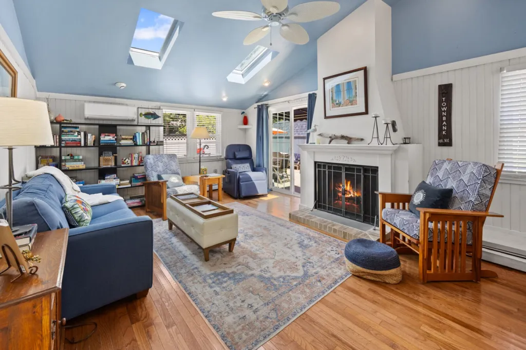 Fam Rm w/queen sofa bed, fireplace, tons of games &amp;amp; access to pool