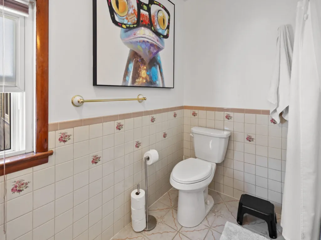 Hall bath with tub/shower