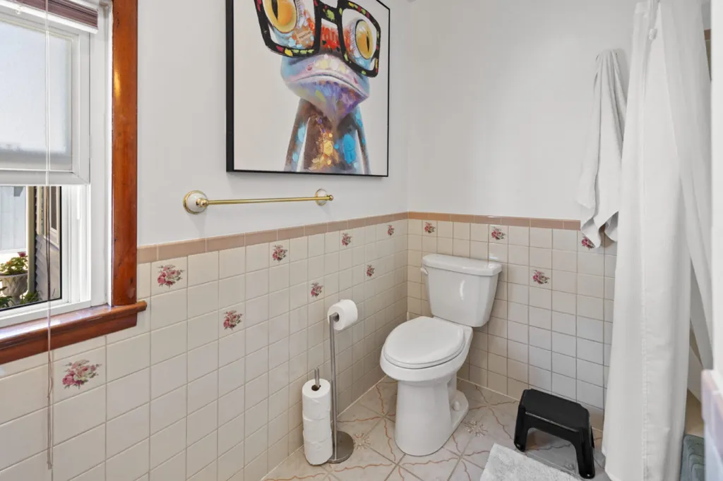 Hall bath with tub/shower
