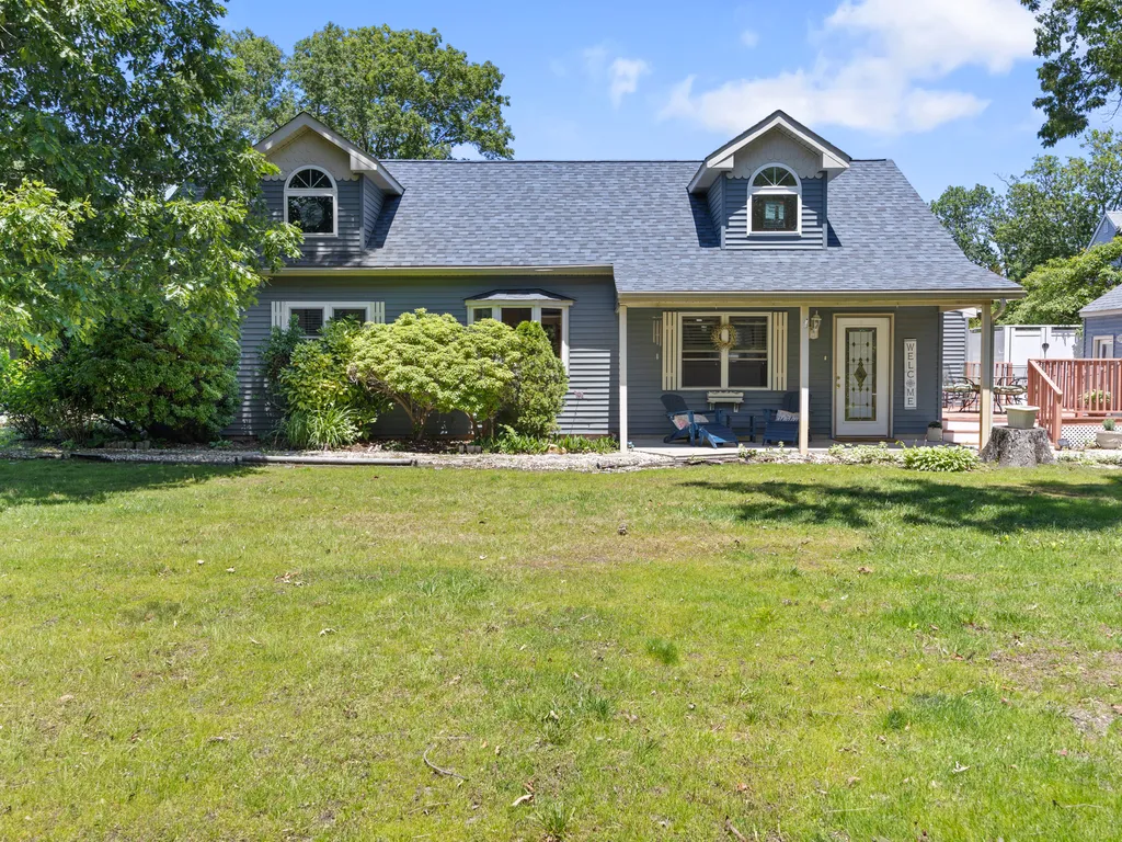 Huge fully-fenced yard