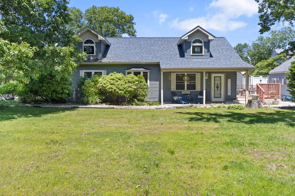 Huge fully-fenced yard