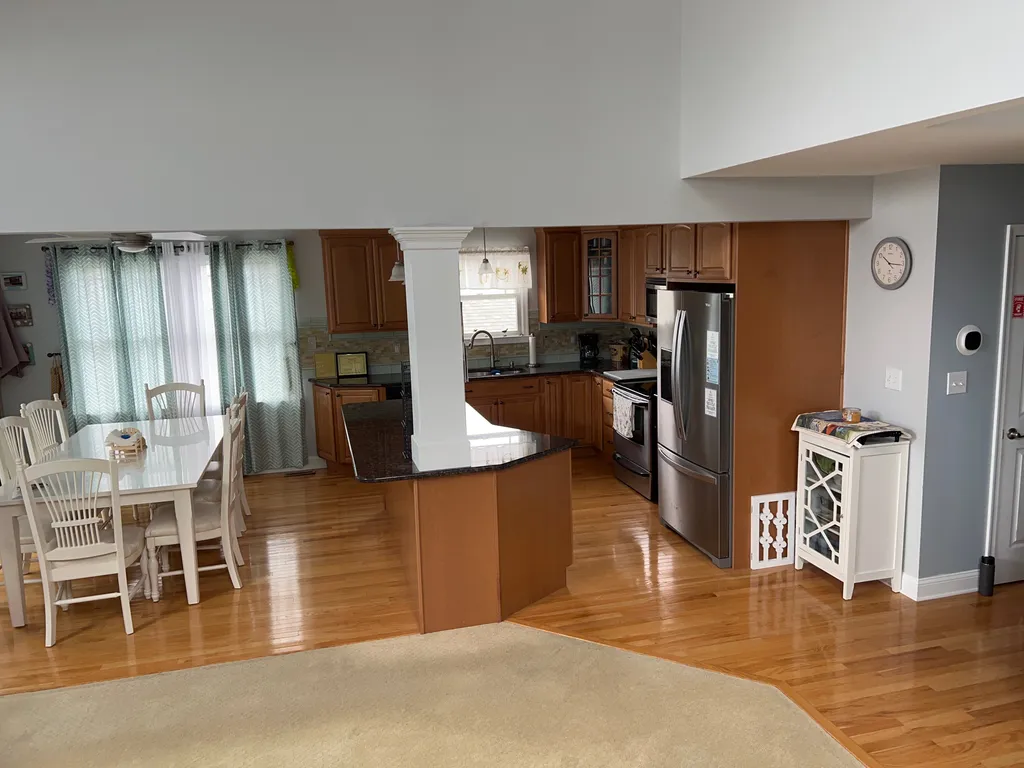 Full Kitchen and Dining area