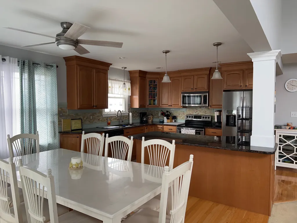 Full Kitchen and Dining Area
