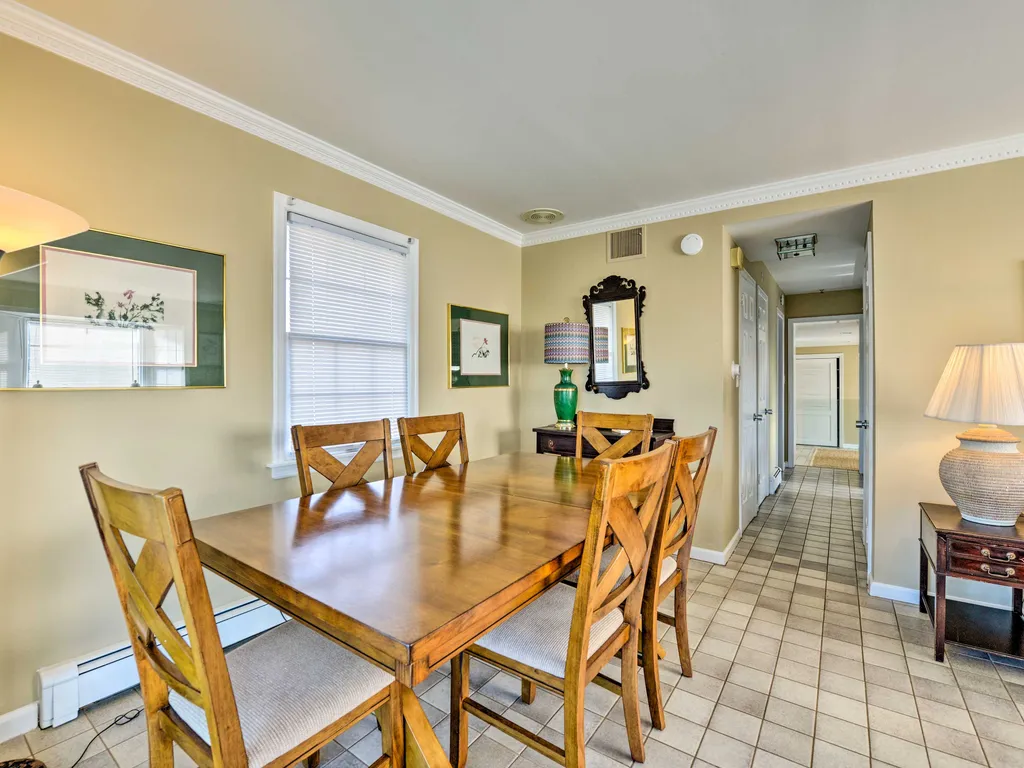 Dining Area w/Expandable Table