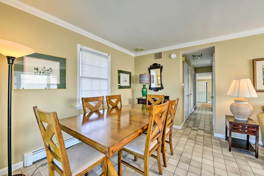 Dining Area w/Expandable Table