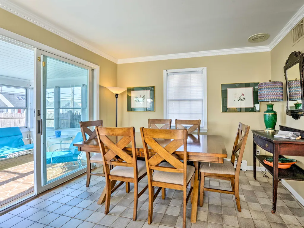 Dining Area w/Expandable Table