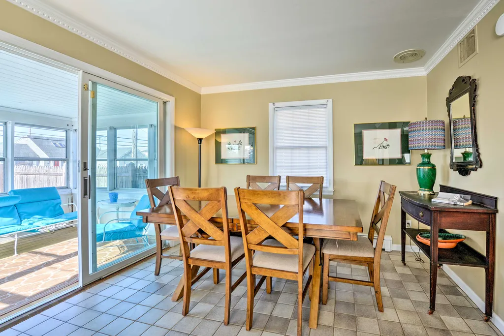 Dining Area w/Expandable Table