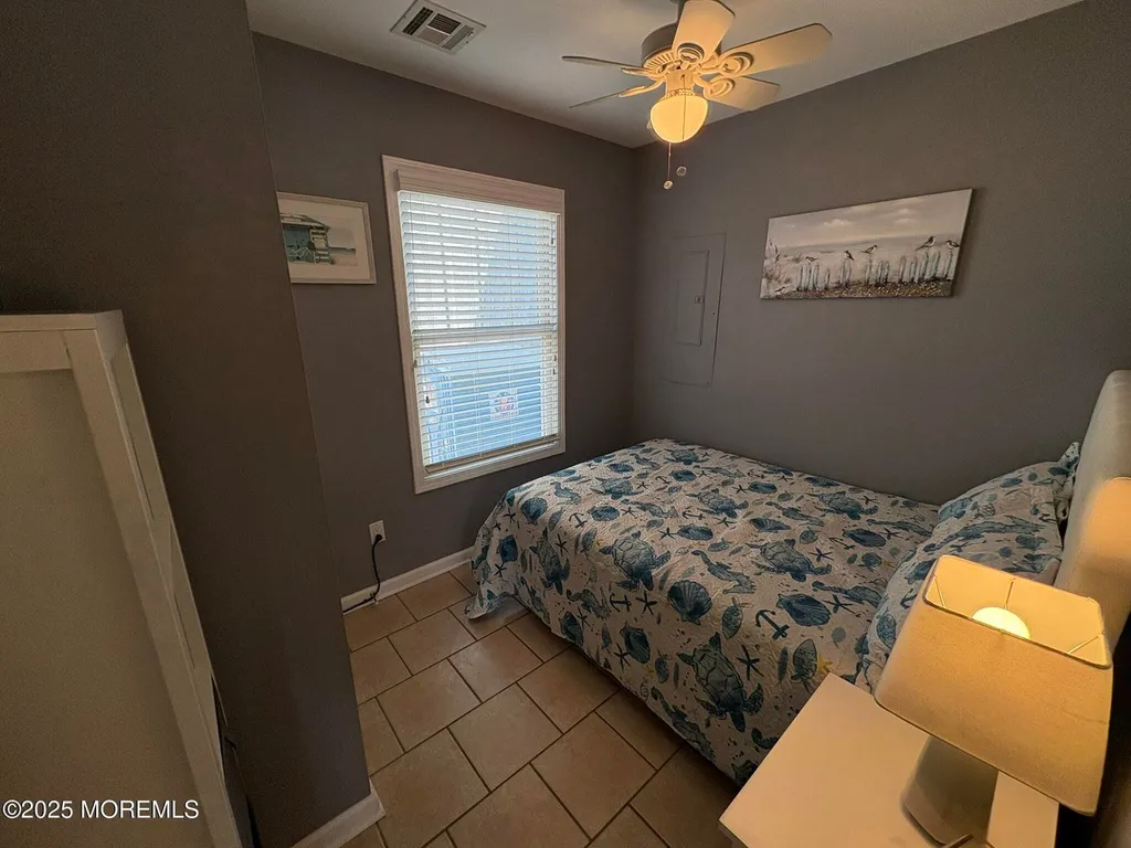 1st Flr Bedrm-Full Size Bed