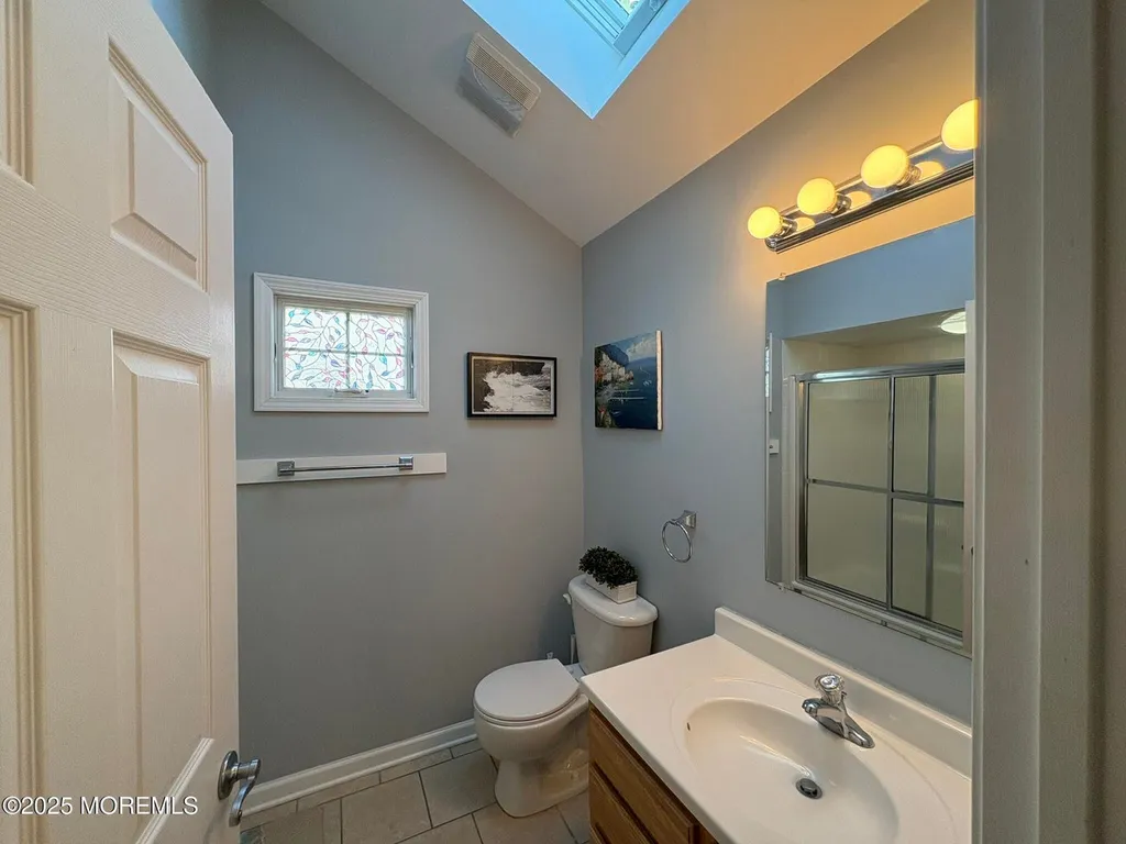 2nd Flr Bath-Tub/Shower