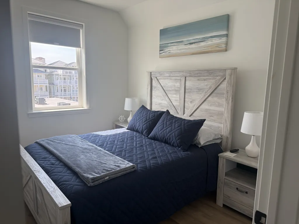 2nd Bedroom - Queen Bed