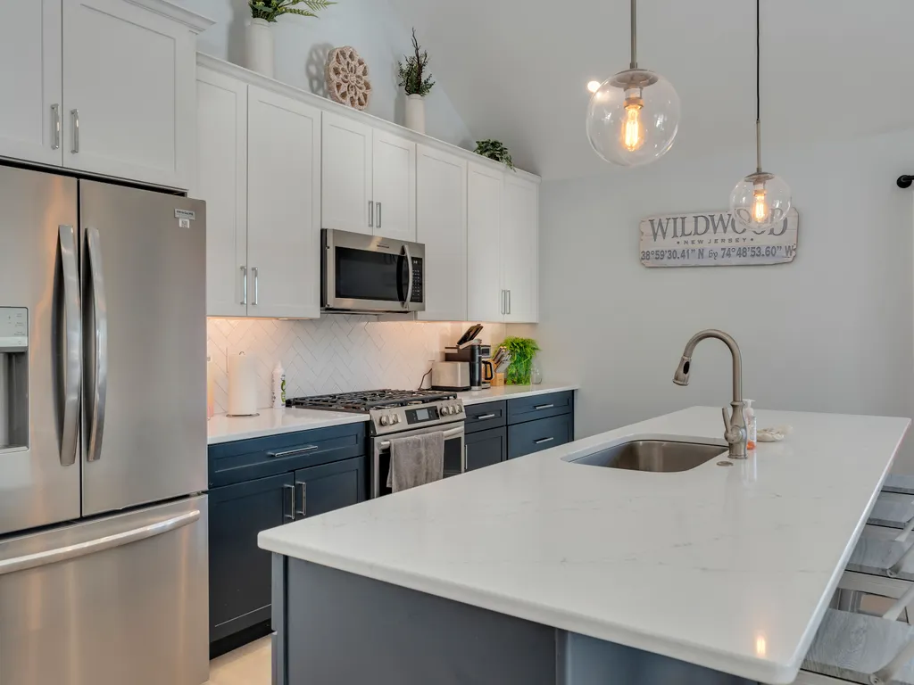 Beautiful New Kitchen with 4 Eat in Swivel Chairs