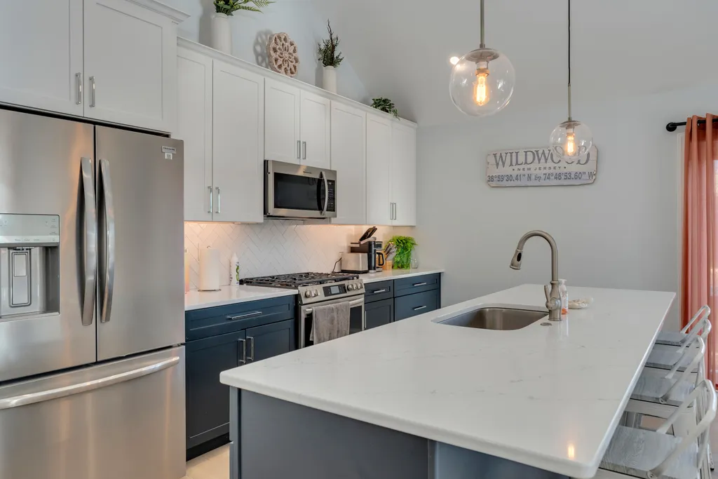 Beautiful New Kitchen with 4 Eat in Swivel Chairs