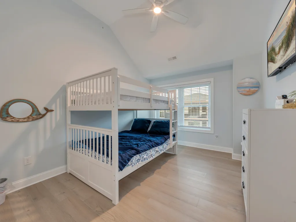 Sleeps 5 with 2 Double Bunk and Twin Trundle ( under the bed)