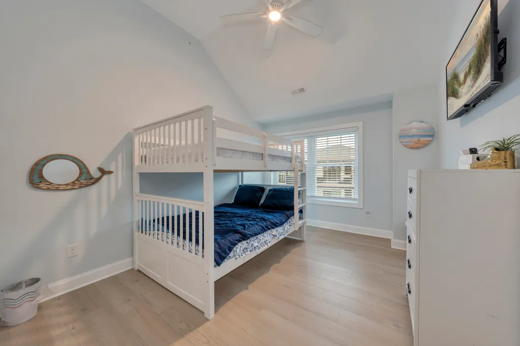Sleeps 5 with 2 Double Bunk and Twin Trundle ( under the bed)