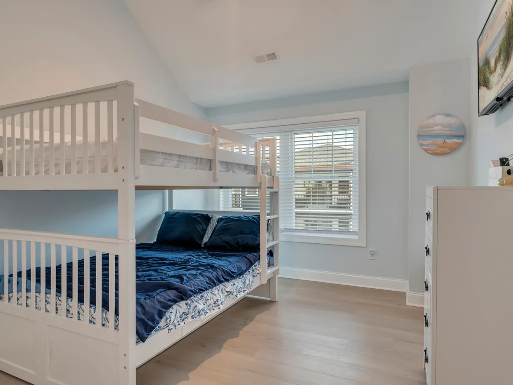 Sleeps 5 with 2 Double Bunk and Twin Trundle ( under the bed)