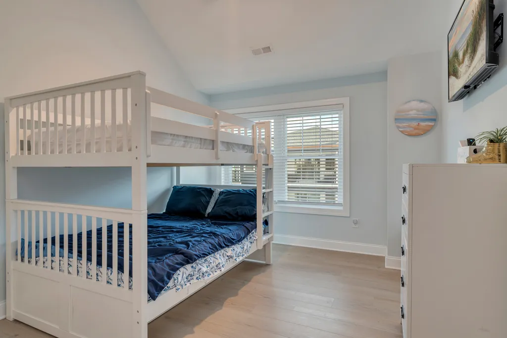 Sleeps 5 with 2 Double Bunk and Twin Trundle ( under the bed)