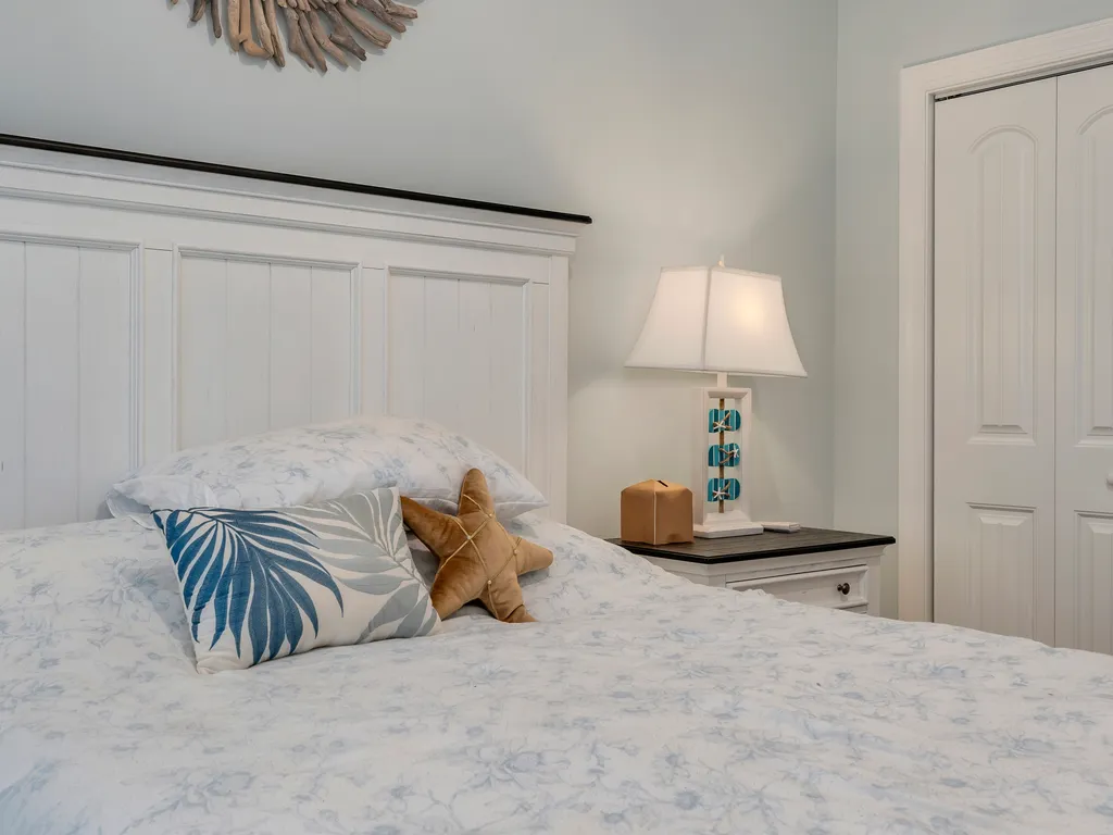 Queen Bedroom 