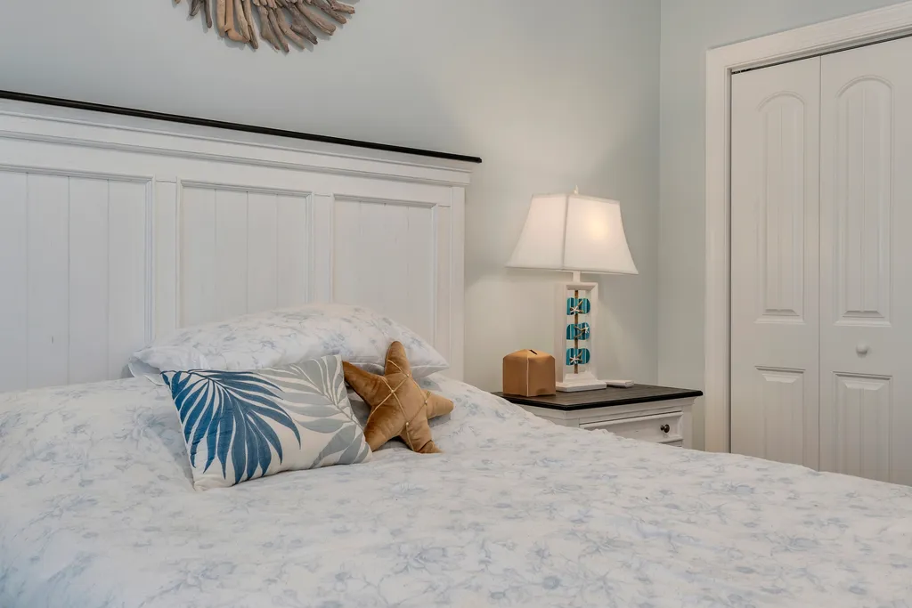 Queen Bedroom 
