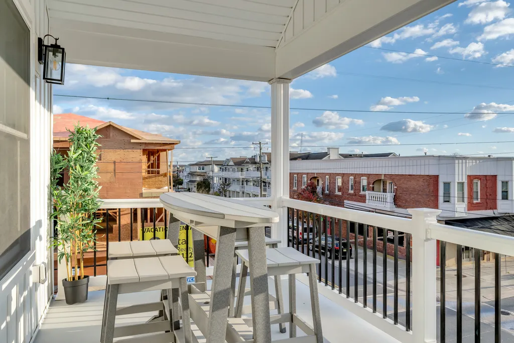 Great People Watching with the Corner Property on Large Deck with Seating and Tables for 6 (2 more seats on the other side of the Deck)