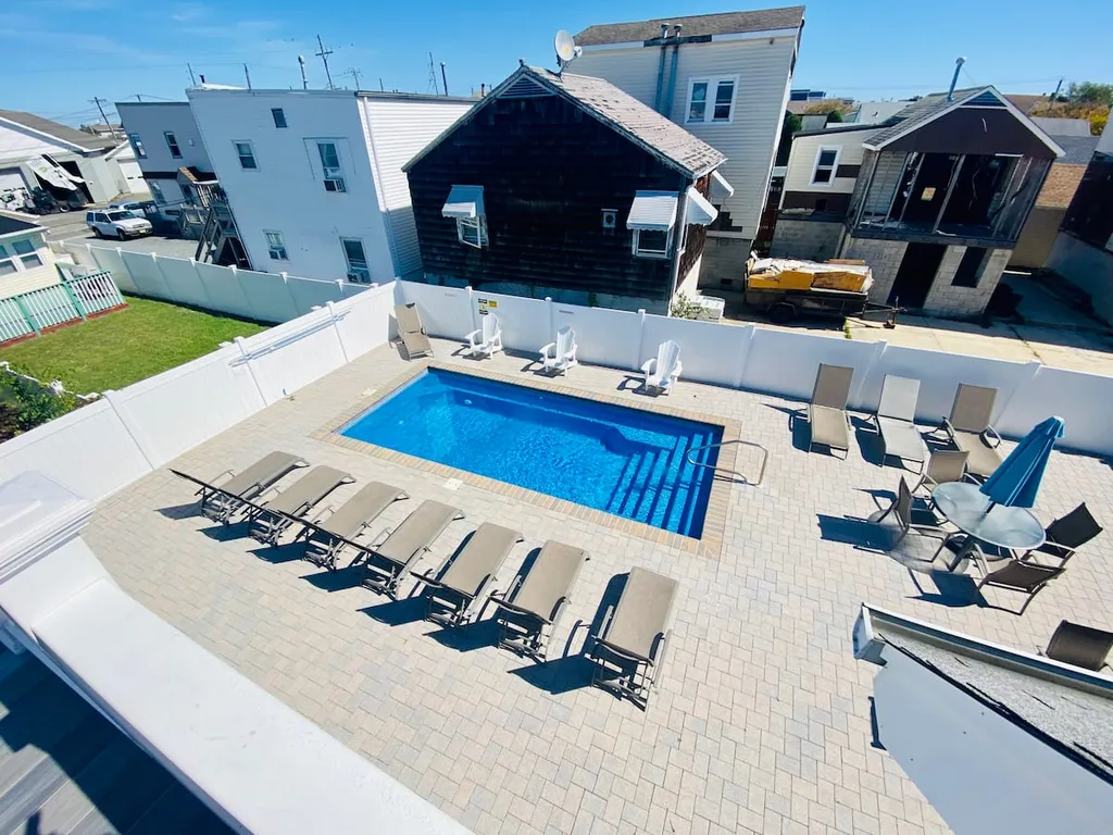 Free Pool ACC just a 3 minute walk 