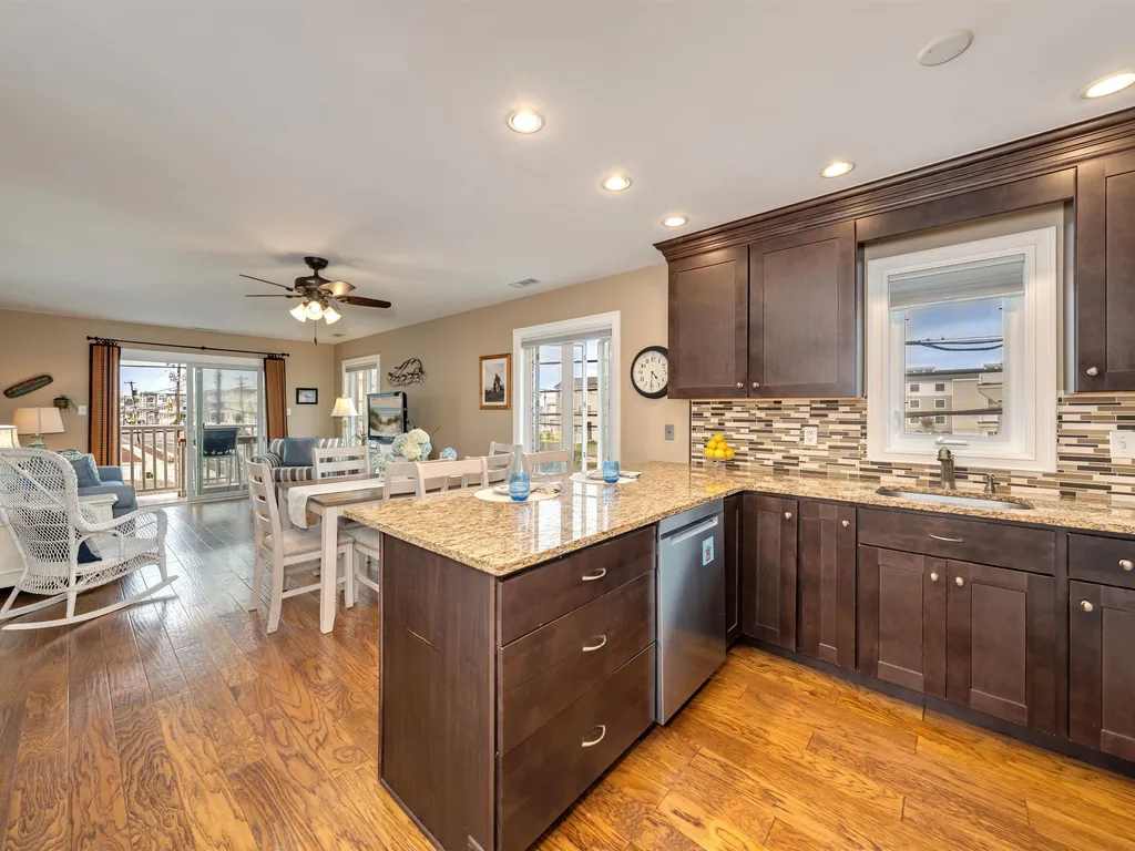 Kitchen and Penninsula
