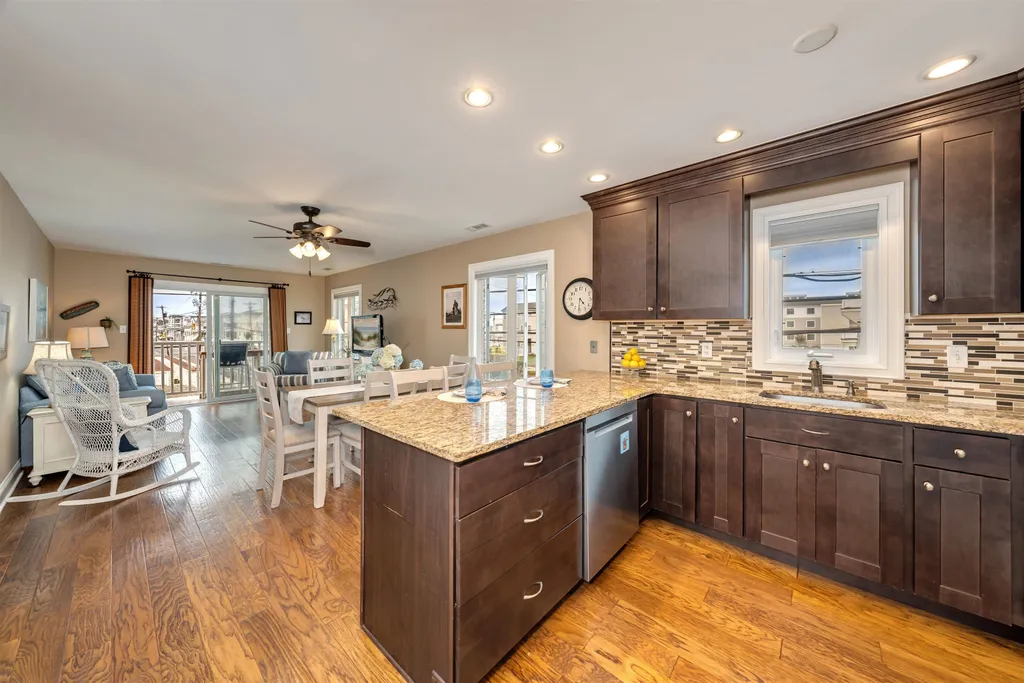 Kitchen and Penninsula
