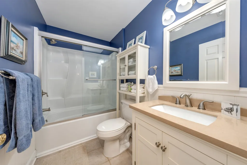Guest Full Bathroom