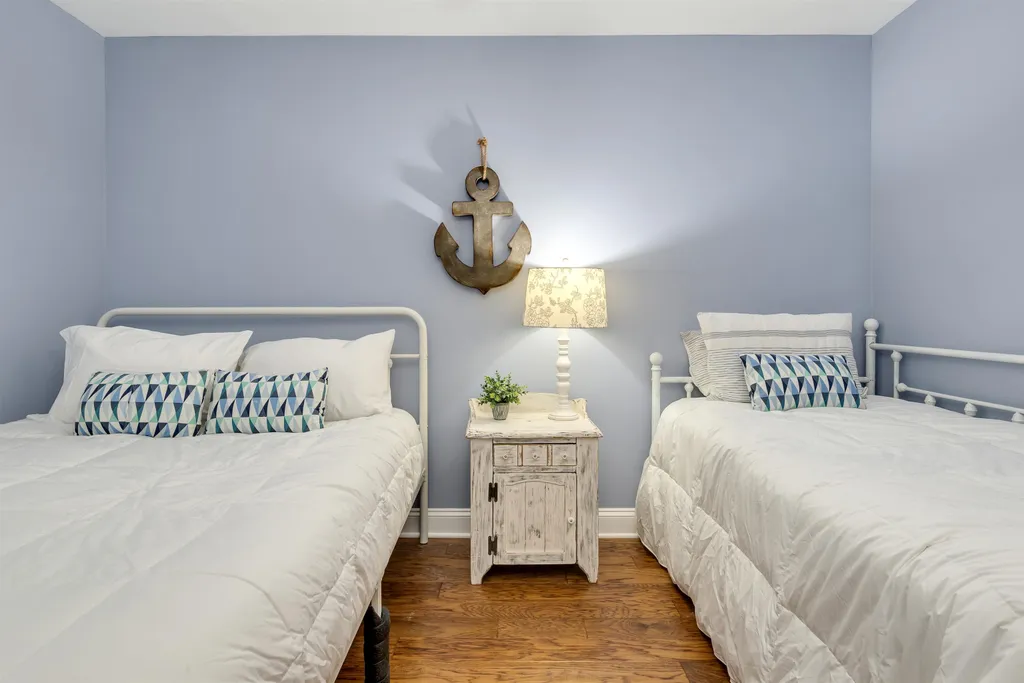 BR w/Full and Single Beds