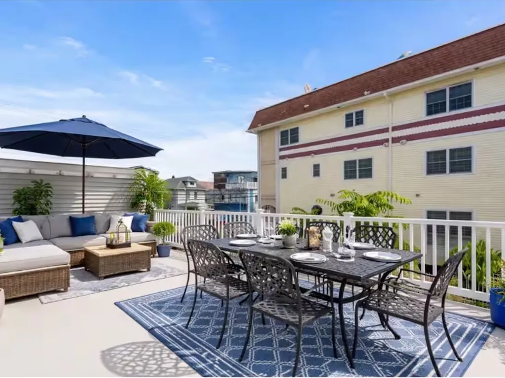 ROOFTOP DECK