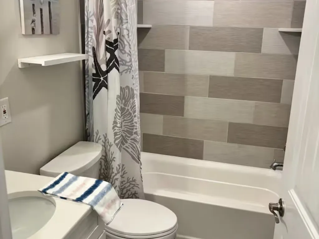 Full Guest Bath with tub