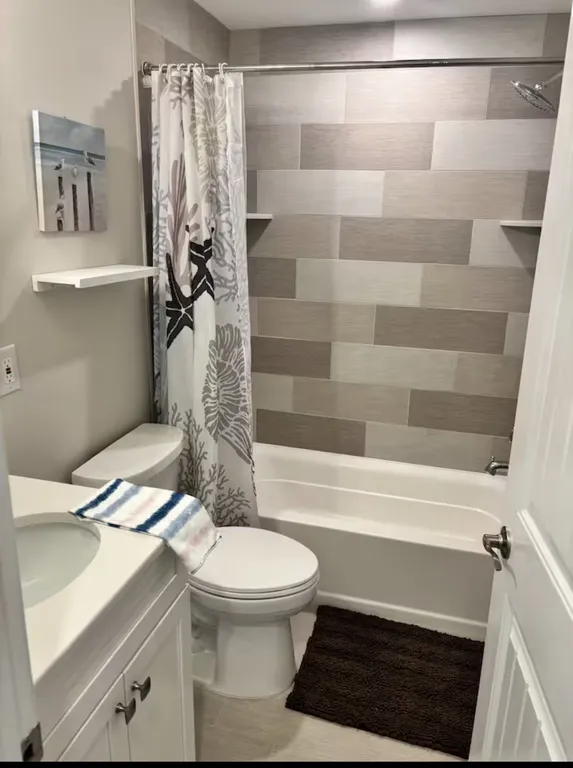 Full Guest Bath with tub