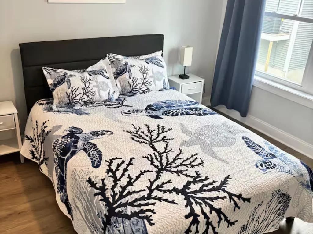 2nd Bedroom: Queen Bed