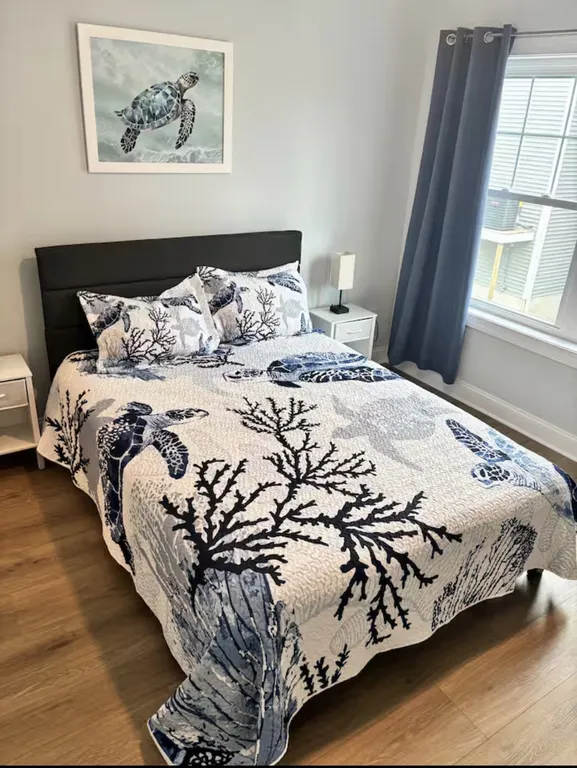 2nd Bedroom: Queen Bed