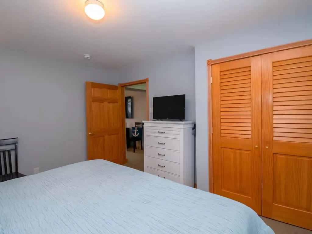 Along with a King Size bed, enjoy Smart TV with UTube TV and Wi-Fi for streaming your apps