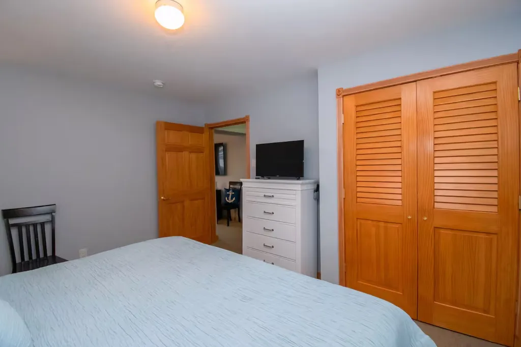Along with a King Size bed, enjoy Smart TV with UTube TV and Wi-Fi for streaming your apps