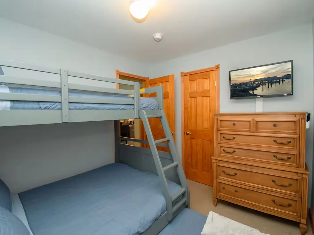 Bunk Bedroom with flat screen TV