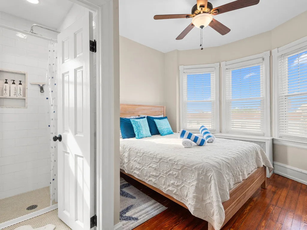 Queen bed 1 with en-suite bath