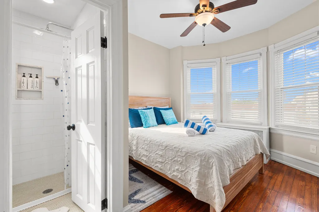 Queen bed 1 with en-suite bath
