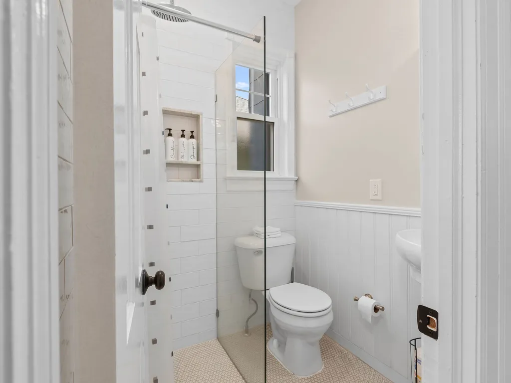 en-suite full bath